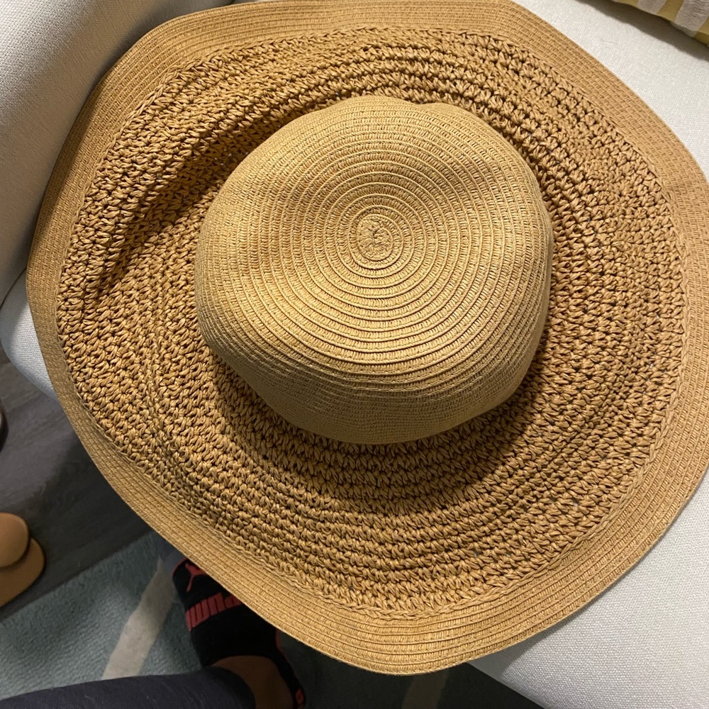 Wide brim sun hat